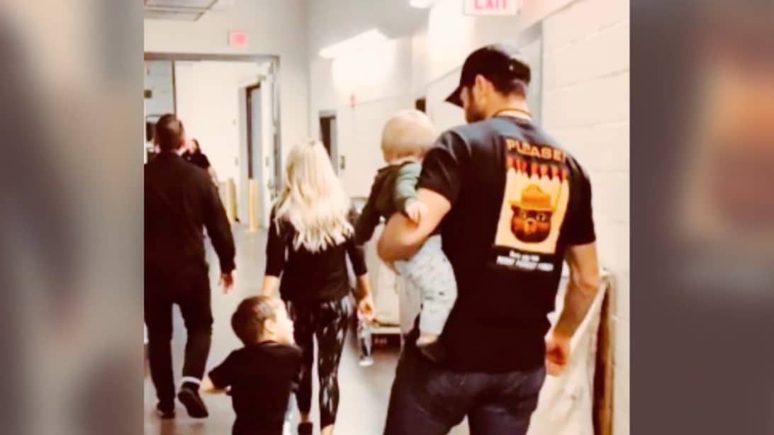 Carrie Underwood Shares Backstage Family Photo On Instagram