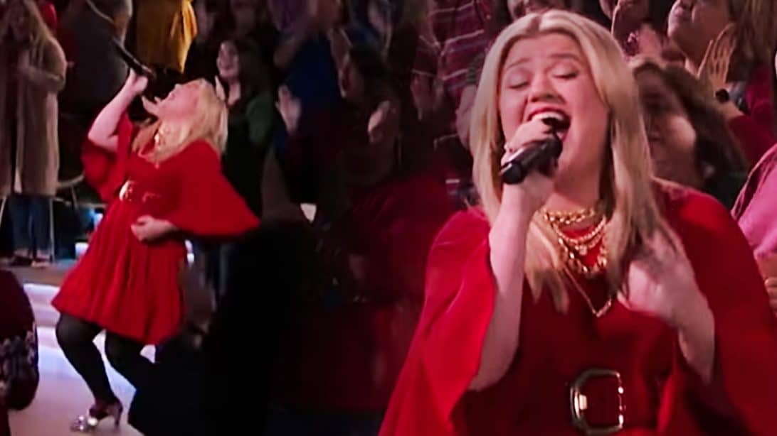 Kelly Clarkson Belts Out “Run Run Rudolph” In New Kellyoke