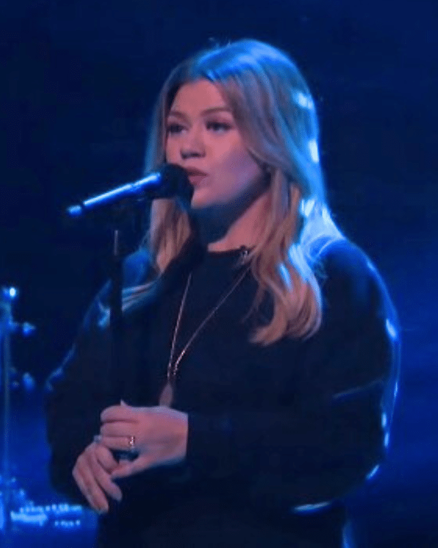 Kelly Clarkson singing "Blue Bayou"