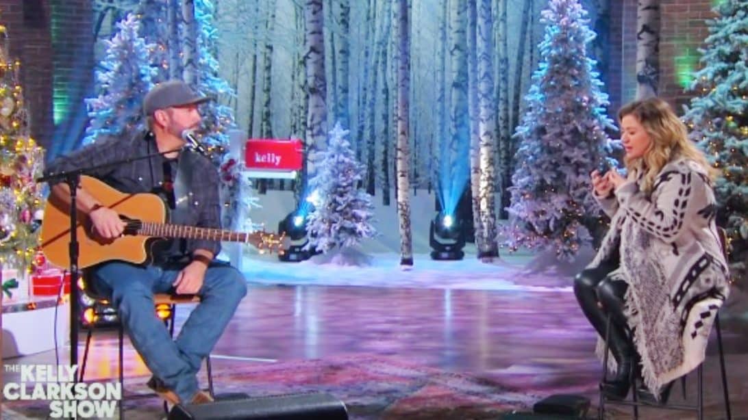 Kelly Clarkson Tells Garth Brooks "The Dance" Helped Her Cope With Divorce