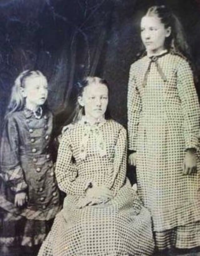 Photo of Laura Ingalls Wilder with her sisters Mary and Carrie