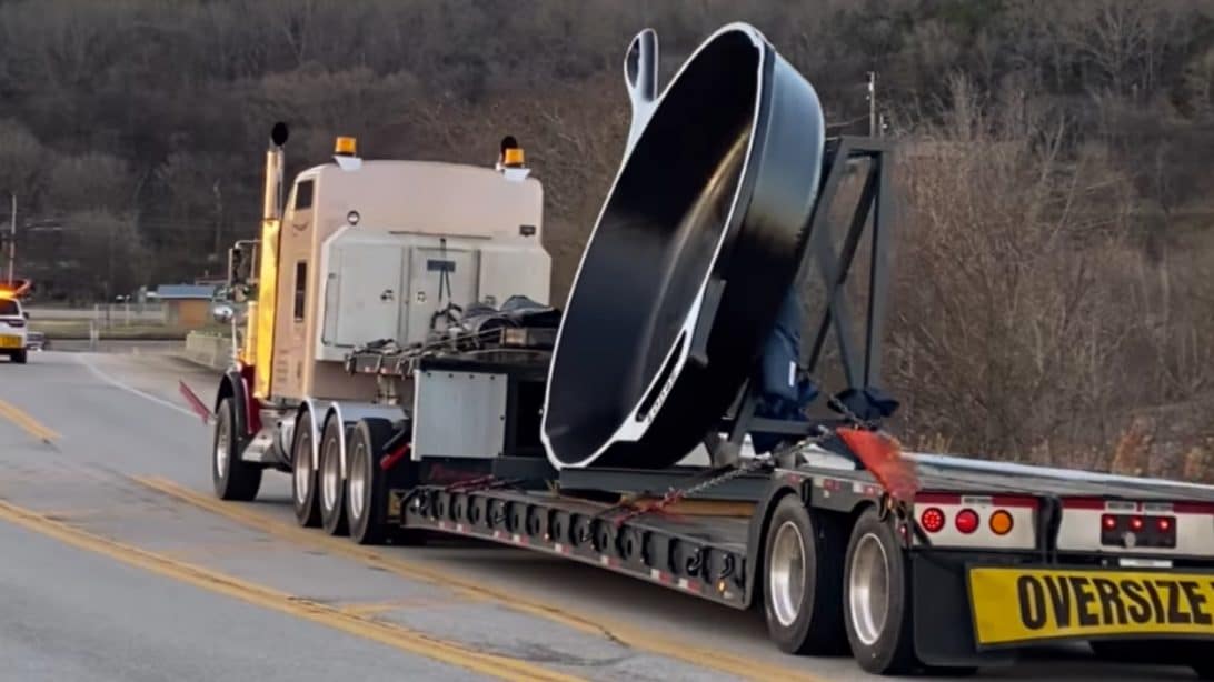 14,000 lb Skillet Filmed Riding Down Tennessee Interstate