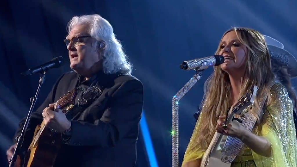 carly-pearce-delivers-emotional-performance-of-dear-miss-loretta-at