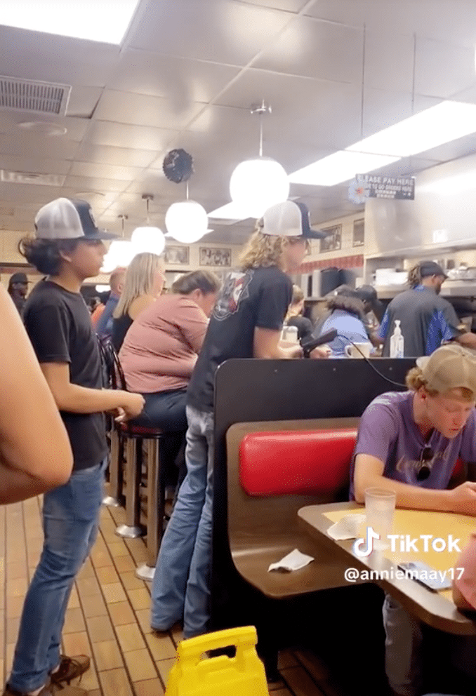 Hank Jr. Fans Take Over Waffle House With Late Night “Family Tradition ...