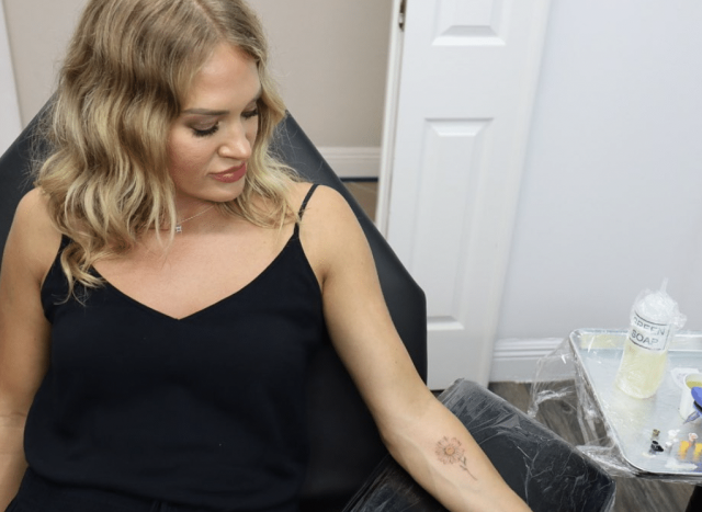 Carrie Underwood gets a new tattoo while on a girls trip.