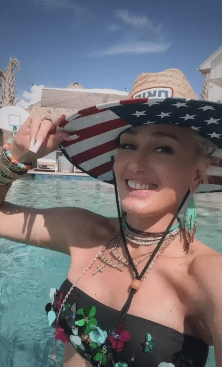Gwen Stefani having a wonderful 4th Of July in the pool. 