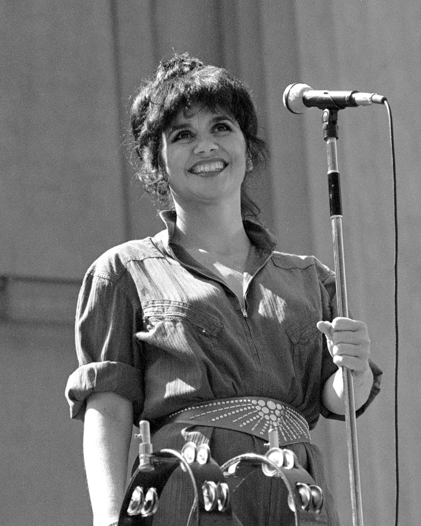 BERKELEY, CA-SEPTEMBER 26: Linda Ronstadt performs at the Greek Theater in Berkeley, CA on September 26, 1982. 