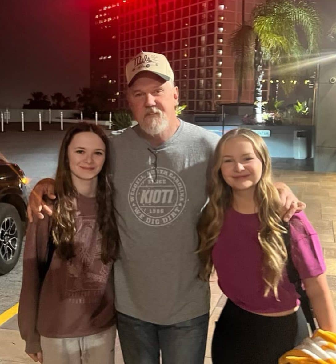 Trace Adkins with two of his daughters