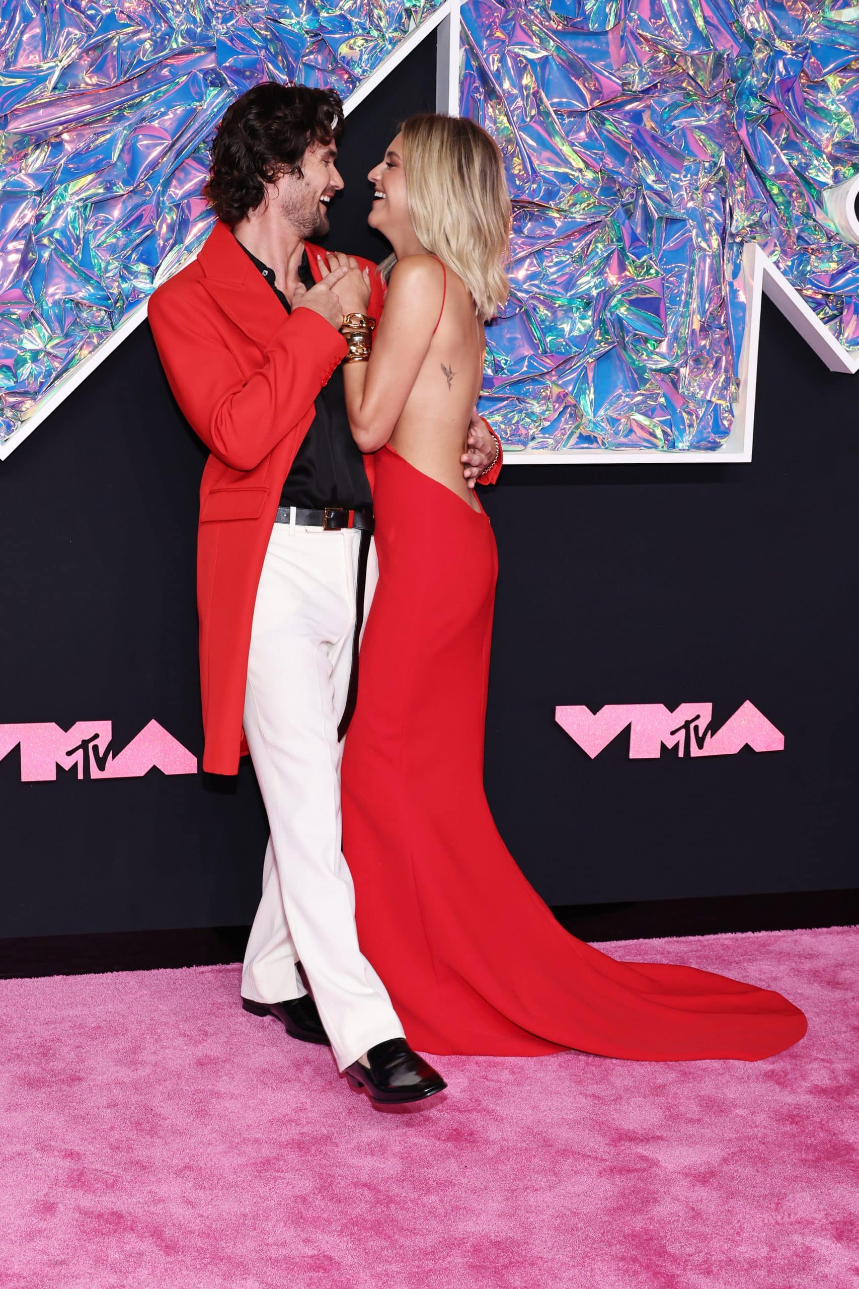 Kelsea Ballerini and Chase Stokes at the VMAs