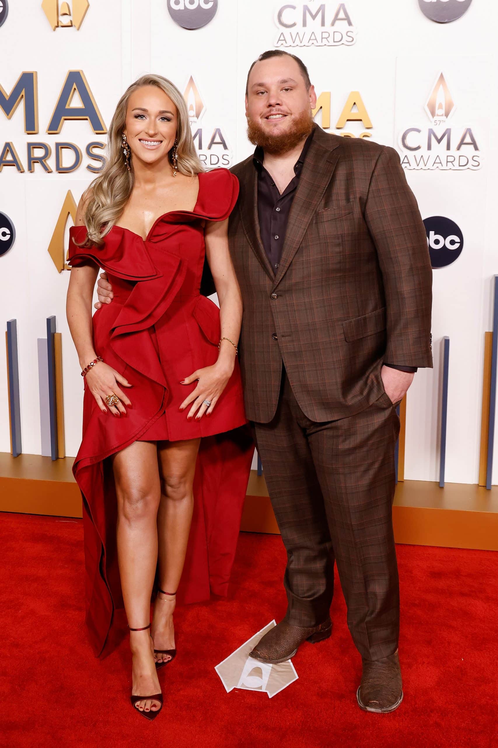 Luke and Nicole Combs attend the 2023 CMA Awards