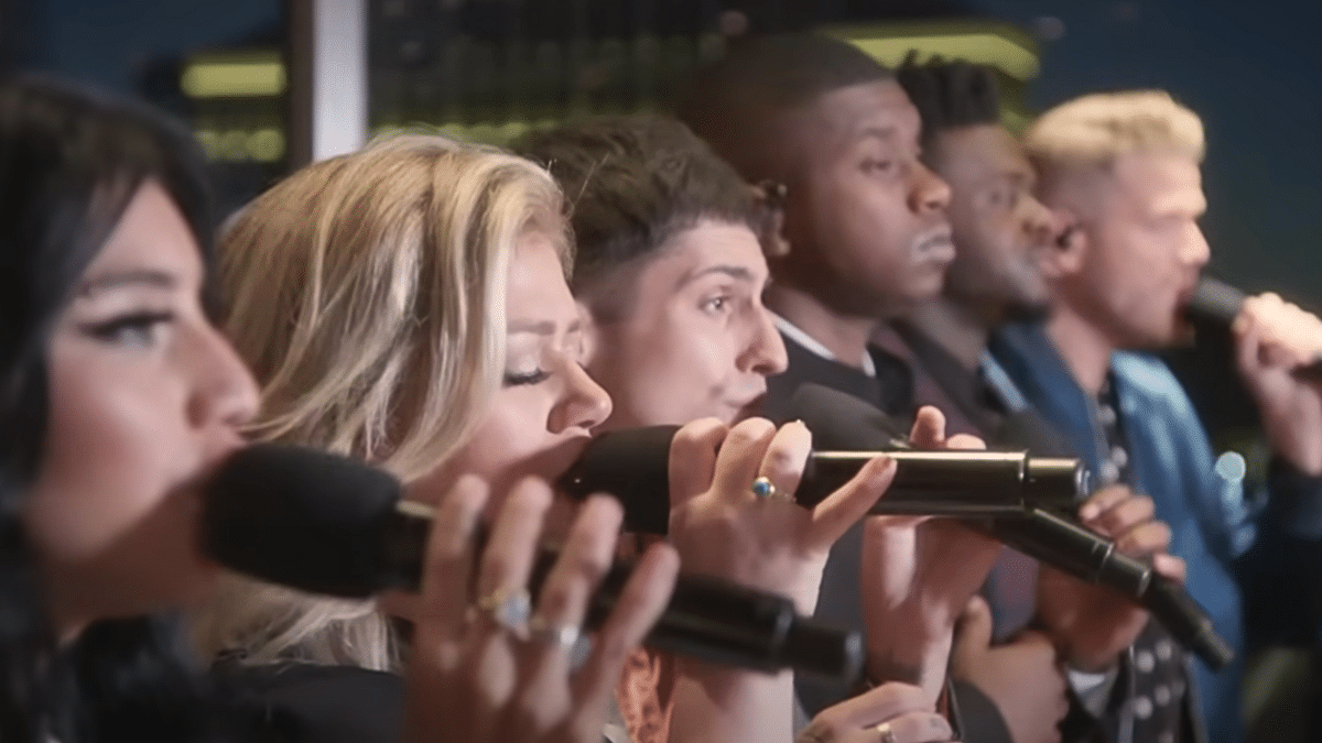 Kelly Clarkson Joins Pentatonix For Performance of “Grown-Up Christmas List”