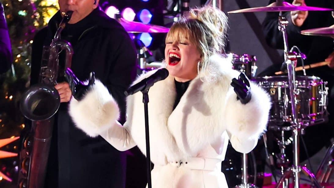 Kelly Clarkson Sings Christmas Hits For Annual Rockefeller Center Tree