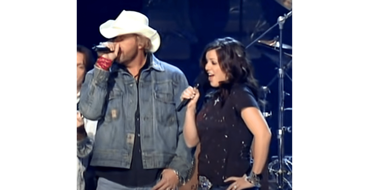 Toby Keith and his daughter Krystal perform at the 2004 CMA Awards.