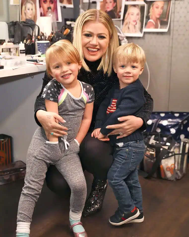 Kelly Clarkson with her son and daughter.