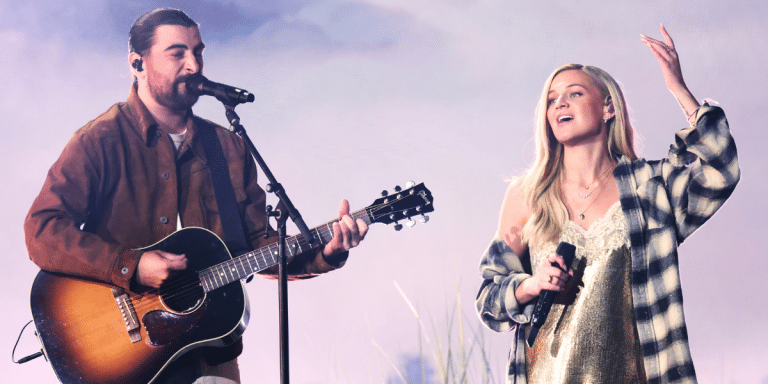 Noah Kahan Joins Kelsea Ballerini For Special Mashup Performance At The ...