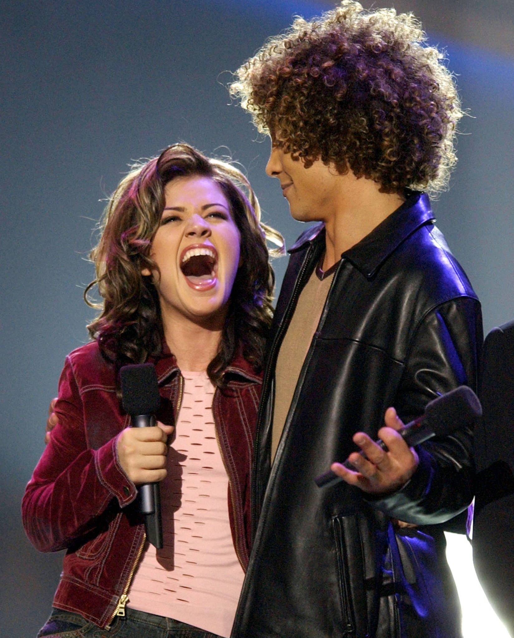 Kelly Clarkson won Season 1 of American Idol, which included co-host Brian Dunkleman (who left after the season's end).
