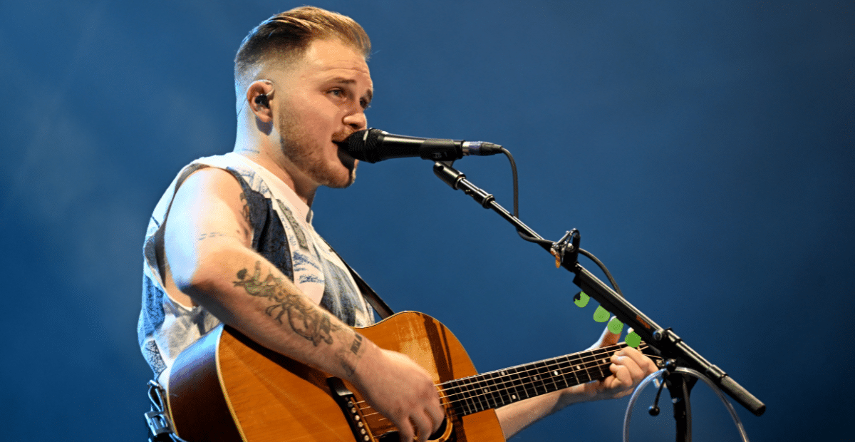 Zach Bryan Says He Doesn't Want to Be Classified as a Country Musician(02)