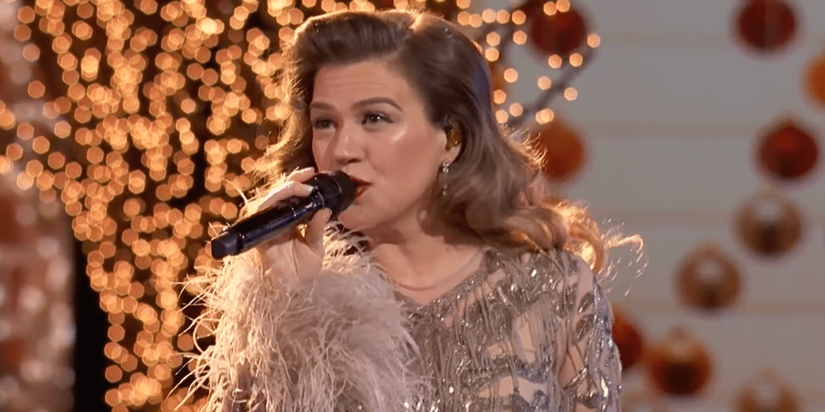 Kelly Clarkson Returns To "The Voice" For Festive Season Finale Performance