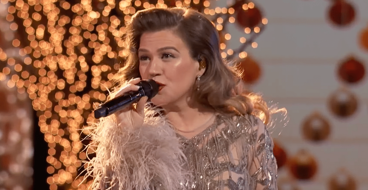 Kelly Clarkson Returns To "The Voice" For Festive Season Finale Performance