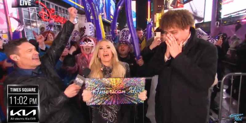 Carrie Underwood & Ryan Seacrest Surprise Filo with Platinum Ticket