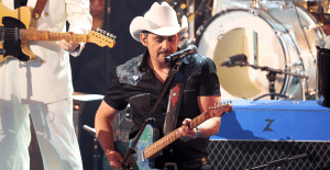 Brad Paisley delivers a Grammy tribute