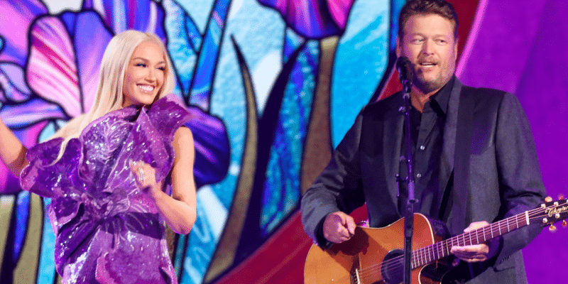 gwen stefani and blake shelton on stage