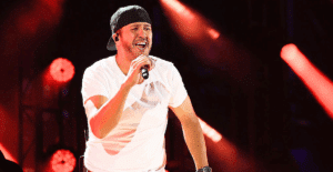 Luke Bryan doesn't work Fridays