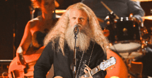 Jamey Johnson reveals who fans mistake him for