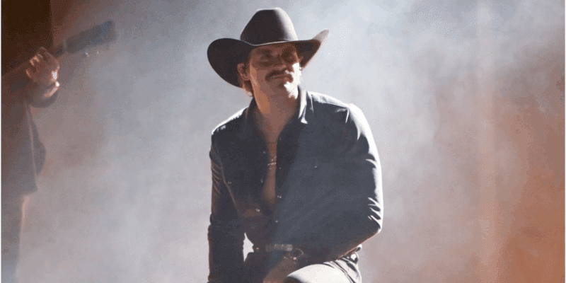 Tucker Wetmore sings at the 2025 CMA Awards