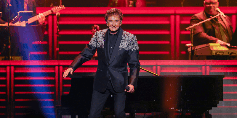 Barry Manilow reveals cancer spot on lung